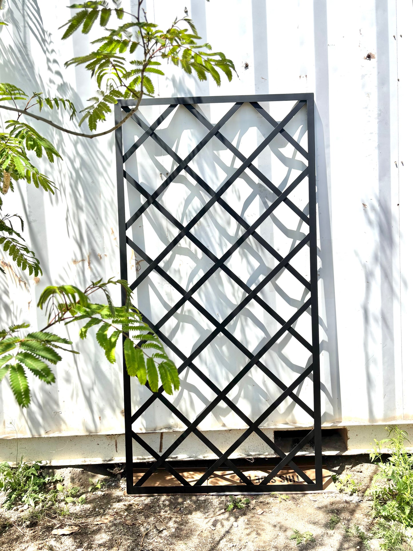 100% Solid Metal Diamond Grid Wall Trellis