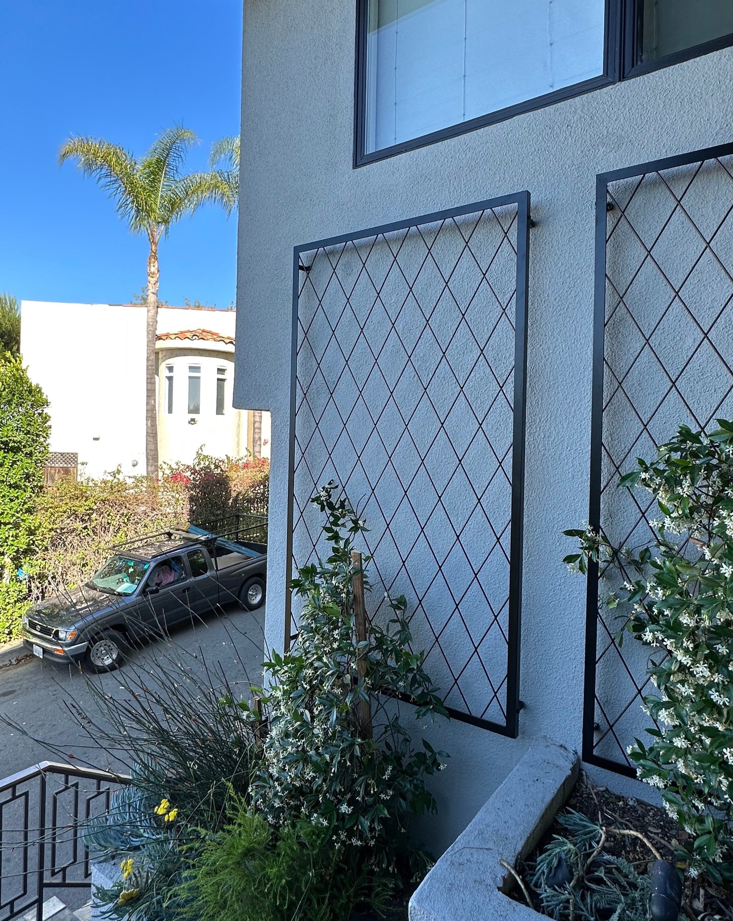 Wall-Mounted Metal Diamond Trellises
