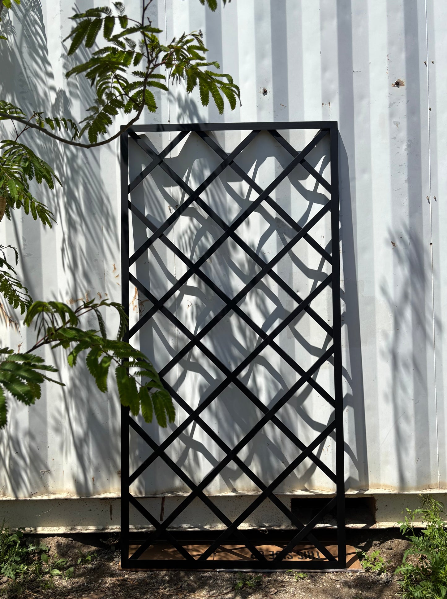 100% Solid Metal Diamond Grid Wall Trellis