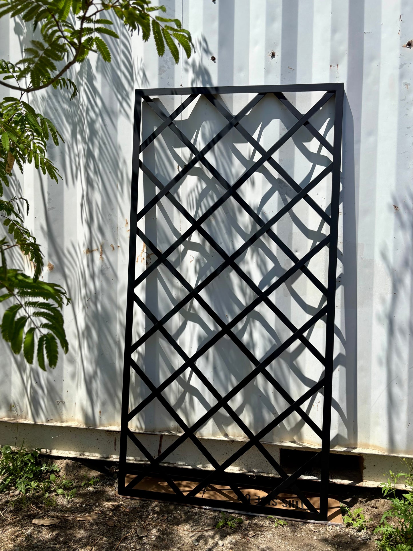 100% Solid Metal Diamond Grid Wall Trellis
